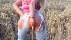 Amateur - Hot Blond Vibe Show in Field